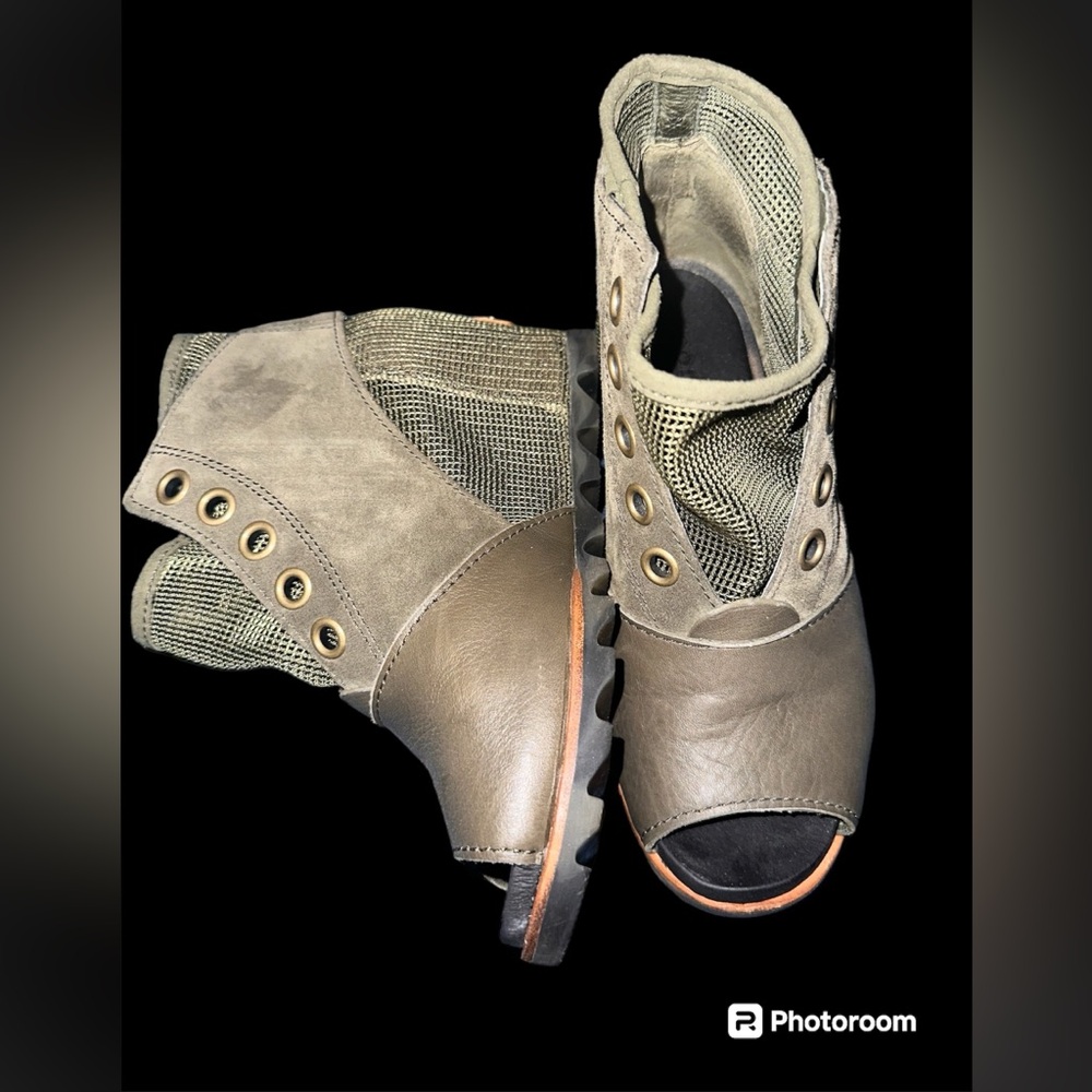 Sorel Joanie Mesh Olive Green Wedge Boot size 7.5